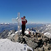 Ich am Gipfel. Auf dem Gipfelkreuz steht der rätoromanische Name: Piz Durschin.