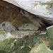In der Höhle Nünbrunnen kommt aus verschiedenen Stellen der Decke Wasser.