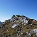 Ostgrat mit Gipfelkreuz vom Einstieg des Abstieges aus gesehen