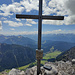 Ein einfaches Kreuz ziert den Gipfel.
