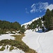 Im Anstieg zur Keschhütte: ich stieg rechts im Graben auf, auf dem überwiegend schneefreien Steig links wäre es einfacher gewesen (allerdings mit Skier tragen)!