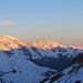 Blick am frühen Morgen von der Keschhütte über das Aufstiegstal zu sonnenbeschienenen Bergen
