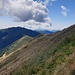 Der Verbindungsgrat (mit Wanderweg) zwischen Monte Tamaro und Mont Lema.