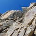 Aufstieg zur Rötspitze – unterer Felsaufbau - etwas rechts der Bildmitte ist die mit Stahlstiften gesicherte Stelle