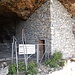 Am Schafloch. Während des Zweiten Weltkriegs wurde die Höhle schließlich von der Schweizer Armee zur "Sperrstelle Schafloch" erweitert. Sie baute das Schafloch zu einem Verbindungs- und Logistikstollen aus, dessen Länge heute in verschiedenen Quellen mal mit 500, mal mit 800 Metern angegeben wird. An beiden Enden wurden Waffenstände zur Verteidigung eingerichtet.