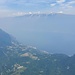 Blick vom Monte Pizzocolo Richtung Monte Baldo und Gardasee – leider etwas trüb