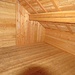..... Der Biwakraum ist in sehr sauberem Zustand - aber extrem spartanisch: Holzboden mit Dach darüber.