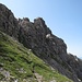 Der Steig quert etwas exponiert die ganze Westflanke des Monte Corona - und führt über kleinsplittrigen Steilschutt empor an den Fuß des Nordgrat des Croz del Re.