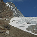Ausschnitt der geplanten Route am Folgetag (Zoom von der Hütte): unten der Zustieg über die Moräne und den N Gletscherrand, zuoberst links Gipfelgrat und -first