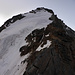 15.5.2023: endlich ist es hell genug, um zu fotografieren...in schöner Kletterei über den unteren W-Grat, darüber die Tiefmattenflanke (unten Firn, oben kombiniert), zuoberst der Gipfelgrat