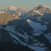 Aussicht von der W-Flanke nach WSW: u.a. über der Pointe de la Petite Lire, den Pointes d'Oren und La Singla (von rechts) u.a. Combin de la Tsessette und de Grafeneire, Mont Blanc du Tacul, Grandes Jorasses, Mont Maudit, und Mont Blanc (von rechts)