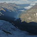 Bereits wieder im Abstieg mit Blick nach SW: vorne der Glacier des Grandes Murailles, darunter der Lac de Place Moulin (ein langer Rückweg wartet...), darüber links prominent die Becca de Luseney, dahinter über dem Nebel angedeutet zahlreiche Gipfel der Vanoise und der Dauphinée