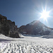 Auf einer guten Spur in noch gefrorenem Firn auf dem Rückweg über den Gletscher: Blick zurück zum Dent d'Hérens mit W-Grat und -Flanke