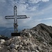 Das Gipfelkreuz der Cima Valdritta ist erreicht; ihr höchster Punkt liegt allerdings auf der Kuppe nordseitig dahinter.