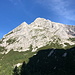 Im Aufstieg zur Hesshütte - Seitenblick zu den östlichen/südöstlichen Ausläufern des Hochtor. Durch die sichtbare Flanke geht's später hinauf zur Schulter am Gratrücken.