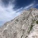 Im Abstieg vom Hochtor (Josefinensteig) - Rückblick in Richtung Gipfel, nun mit schöner Wolken-Deko.