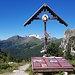 Kleine Gedenkstätte, vor denn im Dolomitenkrieg heiss umkämpften Gipfel, Col di Lana und Monte Sief.  Das Bild entstand am 15.7.2023.