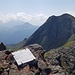 Gedenktafel am Gipfel, mit Blick rüber zum Col di Lana.