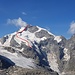 Route der vermuteten Erstbesteigung des Piz Bernina von 1850 über den Bernina-Ostgrat von Sass dal Pos 3266m. Wegen starkem Rückgang des Morteratschgletschers kann die Route heute nicht mehr begangen werden, wie diese Abbildung zeigt (Foto Sommer 2019). Der obere Teil des Ostgrats wird heute manchmal bestiegen, indem man den Grat nach einer Querung von der Marco e Rosa Hütte auf ca. 3750m erreicht (Route 439 Über den Ostgrat, ZS, Alpine Touren Bündner Alpen 5 Bernina Massiv und Valposchiavo).   
