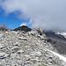 Mit Kreuz bestücktes Mini-Gipfelchen auf dem Täschehorn