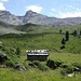 Zierliche Alphütte, hinten Elahütte und Pass d Ela