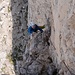 Die Crux im unteren Teil. Hier muss man aus der hängenden Verschneidung auf die Rippe raus und sich so eindrucksvoll exponieren. Hammer!