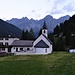 ...dann geht es aus dem malerischen Bergdorf mit dem schönen Kirchlein hinaus ins Val Sesvenna...