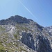 Rückblick auf Gipfel Hoher Gaif im Vordergrund das Terrassenförmiges Schrofenband mit weiterer Aufsteigsmöglichkeit (AVF Wetterstein Nr. 701)