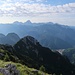 Hinter dem Kleinen Malurch (Monte Malvueric basso) recken die Julischen Alpen ihre Häupter in den Himmel.