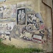 Percorso il tratto di strada per arrivare a Montevecchio, abbiamo raggiunto un edificio dove è stato dipinto questo murales raffigurante scene di vita in miniera, di fianco al quale inizia il sentiero che scende al centro minerario.