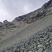 Querung der Schutthalde auf ca. 2850m. Vor dem Sattel muss man rechts in die schuttbedeckten Felsen steigen