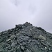 Gipfelgrat mit nassen Felsen und Geröll