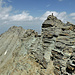 Im Abstieg vom Hauptgipfel (mit Steinmann) über den S-Grat: li davon der oberste Gendarm, links dahinter der N-Gipfel mit der [https://www.hikr.org/gallery/photo3697294.html?post_id=177621 SSW-Flanke]