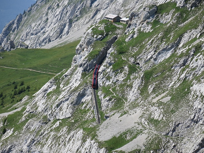 Die neuen Züge der Pilatusbahn auf der eindrücklichen...