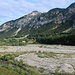 Bei der Wanderung entlang der Fella schaut man über Cucco zur Alpe Piccolo.