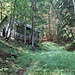 Eine alte Hütte wird passiert,...