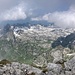 Gipfelausblick zum Stooss; rechts Hundstei, der Säntis in den Wolken