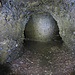 Die Bananenhöhle hat zwei Eingänge, welche in einer Hufeisenform miteinander verbunden sind. Innerhalb vom Stollen hat es Abzweigungen mit weiteren Räumen.