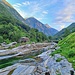Am Morgen früh in Lavertezzo an der Verzasca.