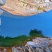 Ein Blick von der alten Steinbrücke hinunter in die Verzasca.