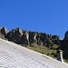 Die Alphütte Ob. Bätruns. Der Kamin (der Hütte) zeigt den Kamin (des Aufstiegs zum Schafberg)