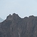Zoomaufnahme: links der Gipfel der Turbechepf, der aus aufgestellten Felsplatten besteht, auf die man sich weder stellen noch setzen kann.