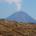 Tag 2 (21.7.): <br /><br />Östlich vom Ort Besler zeigt sich plötzlich der Kleine Ararat über einem Bergkamm. Auf Türkisch heisst der 3896m hohe Stratovulkan Küçük Ağrı Dağı. Der Vulkankegel ist jedoch seit tausenden Jahren inaktiv, obwohl eine Wolke gerade einen Ausbruch vortäuscht.
