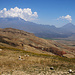 Tag 2 (21.7.): <br /><br />Zwischen den Dörfern Melikşah und Üzengili zeigten sich nun beide Araratgipfel mit Wolkenkappen. Links ist der Landeshöhepunkt der Türkei, Büyük Ağrı Dağı (5137m), rechts sein kleiner Nebenvulkan Küçük Ağrı Dağı (3896m).