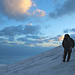 Tag 6 (25.7.) - Büyük Ağrı Dağı (5137m):<br /><br />Dem Gipfel und der aufgehenden Sonne entgegen - unser zweiter Führer Bayram in unteren Teil der Gipfelflanke.