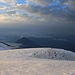 Tag 6 (25.7.) - Büyük Ağrı Dağı (5137m):<br /><br />Gipfeaussicht nach Sèdosten zum Küçük Ağrı Dağı (3896m) und dahinter iunter den Wolken Iran liegt.