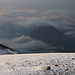 Tag 6 (25.7.) - Büyük Ağrı Dağı (5137m):<br /><br />Gipfelaussicht im Zoom auf den kleinen Nachbarvulkan vom Kleinen Ararat (Küçük Ağrı Dağı; 3896m).