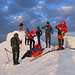 Tag 6 (25.7.) - Büyük Ağrı Dağı (5137m):<br /><br />Alle neun Gäste und beide Führer unserer Gruppe erreichten den Gipfel, Gratulation! Wir waren auch die erste Gruppe welche an diesem Tag auf dem Gipfel standen und diesen für uns alleine geniessen konnten - ok, einmal abgesehen vom eisigen Wind :-)