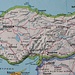 Karte der Türkei mit gelb merkiertem Landeshöhepunkt. Der Büyük Ağrı Dağı (Ararat; 5137m) liegt im äussersten Osten des Landes nahe der Grenze zu Armenien, Aserbaidschan und Iran. Die Höhe ist vom Berg mit 5122m angegeben, in der meisten Kartenliteratur dindet man eine Höhe von 5137m - allerdings ist es bei Bergen mit Firnkappen stets möglich dass sich in den Jahren die Höhe verändert, etweder durch erhöhten Niederschlag indem die Schneedecke zunimmt oder durch Abschmelzen von Schnee und Eis.