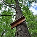 Ein Holzschild markiert die nächste Höhle, das Heidenloch.